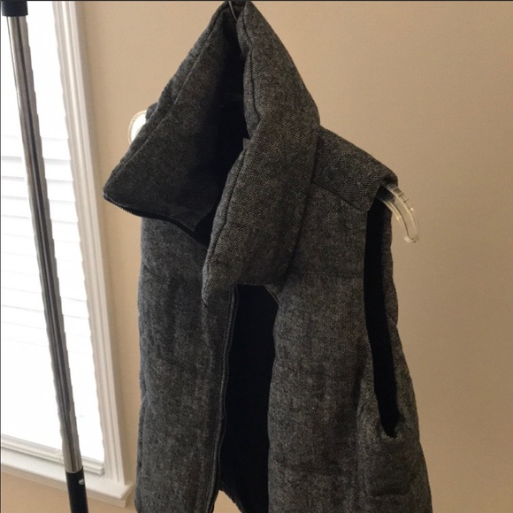 Old Navy Herringbone Puffer Vest Size Small - Picture 4 of 7